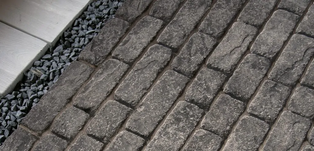 Z czego robi się kostkę brukową?