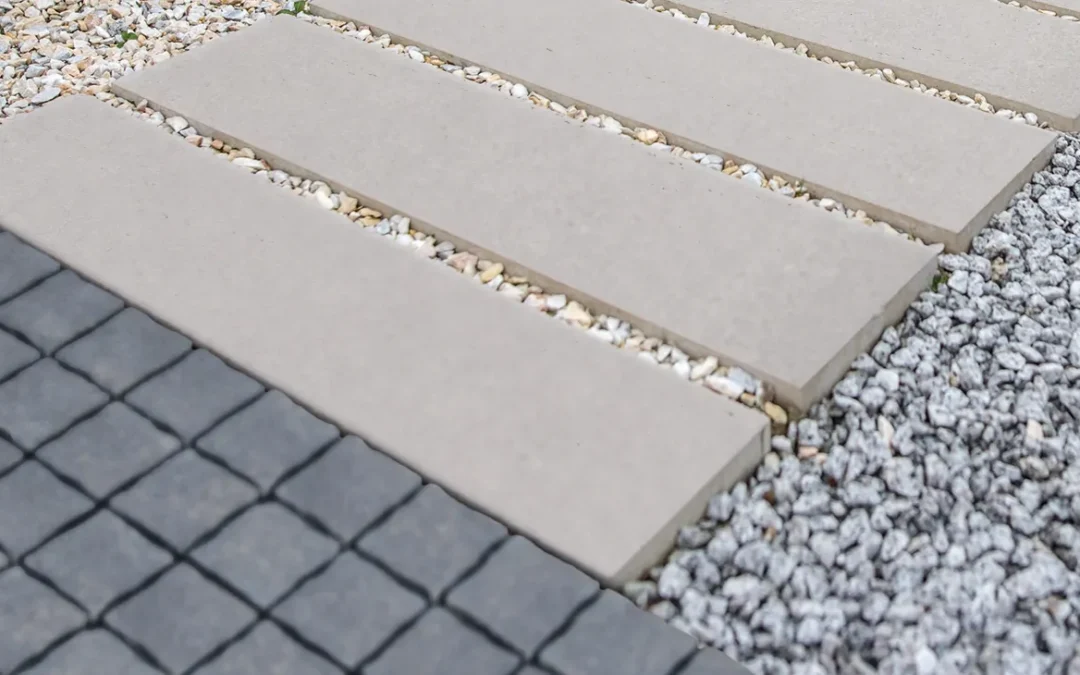 Przycinanie kostki brukowej w czasie układania