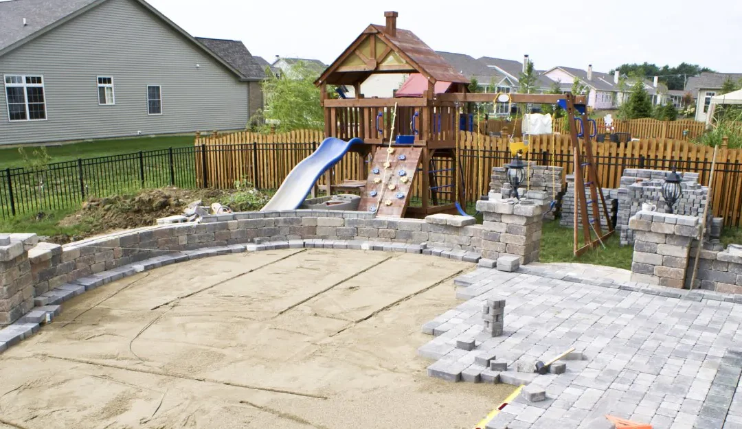 Kostka brukowa wokół domu – poradnik krok po kroku