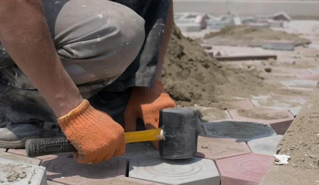 Naprawa kostki brukowej, czyli kilka porad na temat remontów nawierzchni brukowanych