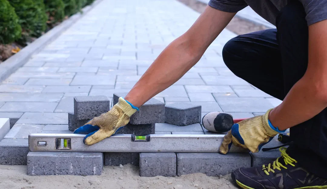 Układanie kostki brukowej krok po kroku – praktyczny poradnik